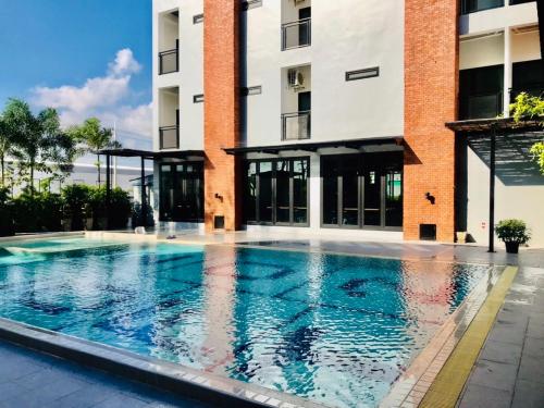 曼谷Loft 202 Hotel的一座大楼前空的游泳池