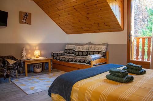 圣雷热雷梅累兹Les Garianes的一间卧室配有一张床和一张沙发