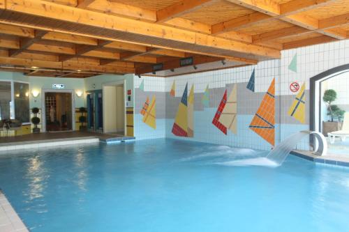 HOTEL SPA MONTANA内部或周边的泳池