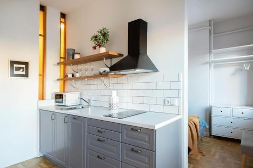 考纳斯Art & Comfort Home的厨房配有白色台面和水槽