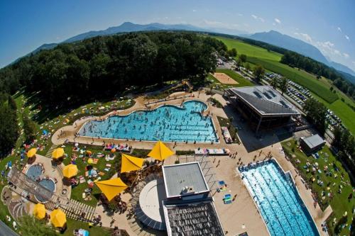 弗赖拉辛Hotel Gasthof Moosleitner的享有度假村游泳池的顶部景致