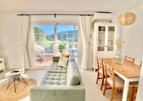 桑帕克StayMenorca Redescubre la paz的带沙发和木桌的客厅