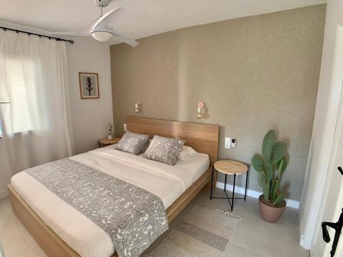 桑帕克StayMenorca Escapa a la naturaleza的一间卧室配有一张床和盆栽植物