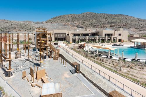 Jabal Al AkhdardusitD2 Naseem Resort, Jabal Akhdar, Oman的享有带游乐场和游泳池的度假村景致