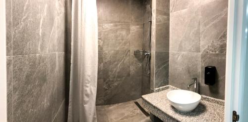 基希讷乌Hostel City Center的带淋浴、水槽和卫生间的浴室