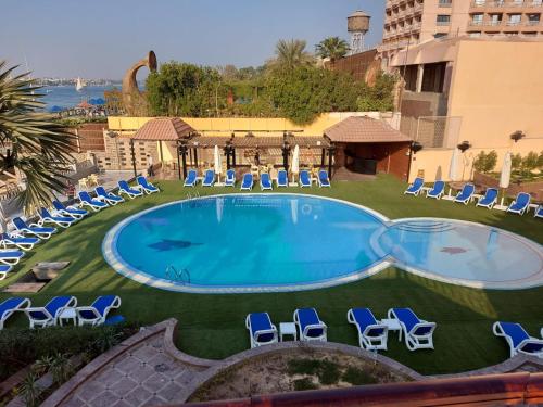 卢克索莲花卢克索酒店的一个带躺椅的游泳池,一个度假村