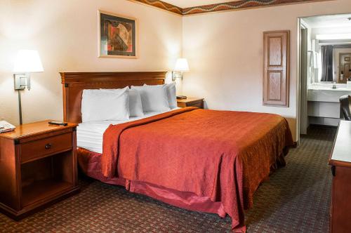 Quality Inn & Suites Las Cruces - University Area客房内的一张或多张床位