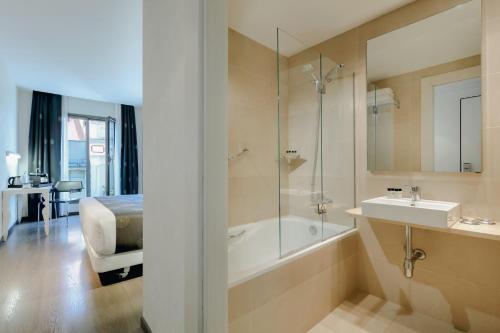 巴塞罗那RAMBLAS HOTEL powered by Vincci Hoteles的带浴缸、水槽和淋浴的浴室