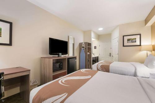 阿尔科Quality Inn Alcoa Knoxville的酒店客房设有两张床和一台平面电视。
