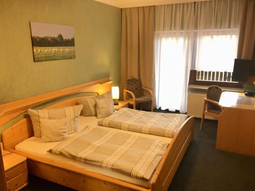 DollenchenGasthaus Stuckatz的酒店客房配有两张床和一张书桌