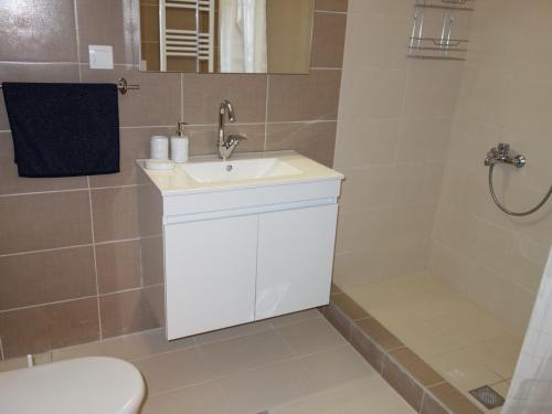 莫拉卡里瓦Villa Panorama的浴室配有白色水槽和淋浴。