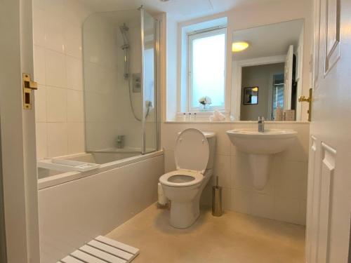 柯科迪Maltings Apartment - Spacious 2 Bed Ground Floor Apartment的白色的浴室设有卫生间和水槽。