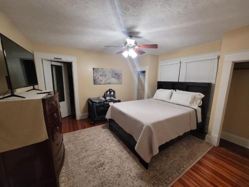 莱克兰EXQUISITE FAMILY HOME的一间卧室配有一张床和吊扇
