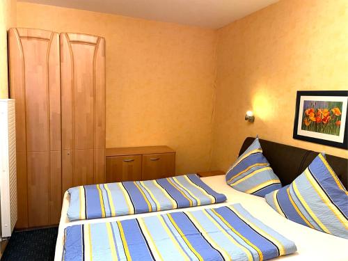 科赫姆苏伟古斯瑟姆酒店的酒店客房设有两张床和橱柜。