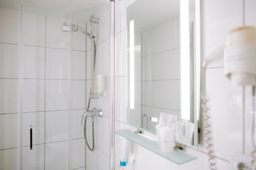 杜塞尔多夫Boutique Hotel Villa Oberkassel的带淋浴和镜子的浴室