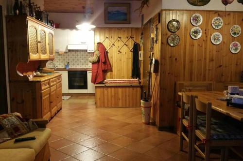 博萨迪法萨MirarMonti nel cuore di Pozza con i tuoi animali的厨房设有木墙,墙上设有桌子和盘子