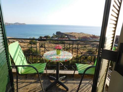 Agios Ioannis KaspakaStudios Edem的海景阳台上的桌椅