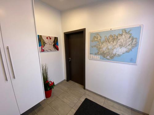 凯夫拉维克艾斯宾馆的墙上的走廊上贴有地图