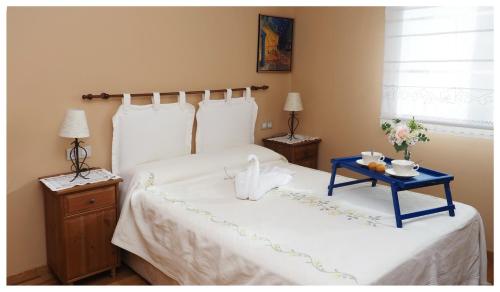 庞特维德拉O FOGAR DE AREAS的一间卧室配有一张带蓝色托盘的床