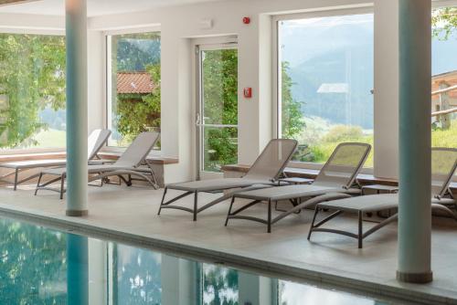 多比亚科基辛维特酒店的一组椅子坐在游泳池旁