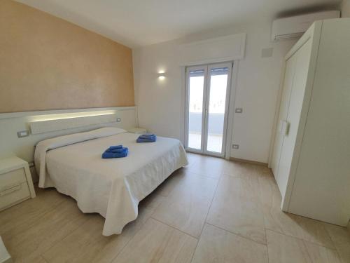 加利波利le terrazze sul mare gallipoli centro的一间卧室配有一张带蓝色毛巾的床
