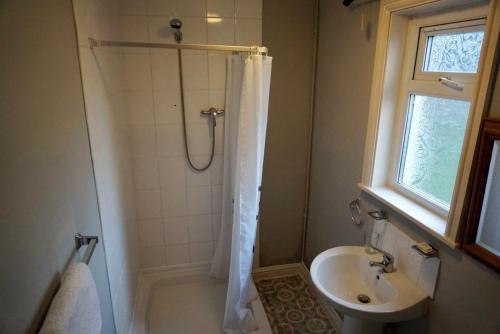 伯明翰Adnans Hotel的带淋浴和盥洗盆的浴室