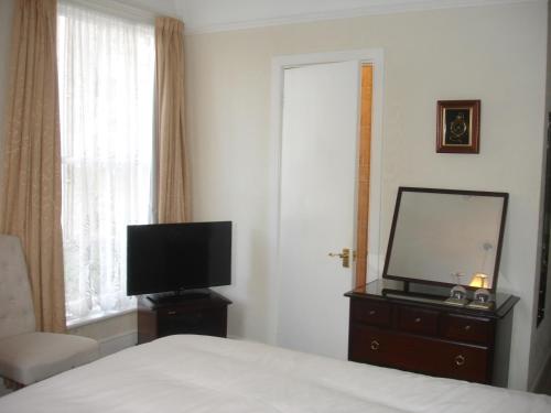 彭赞斯顿恩丁旅馆的一间卧室配有一张床和一台平面电视