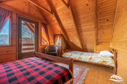 尼克希奇Holiday Home Zorić的小木屋内一间卧室,配有一张床