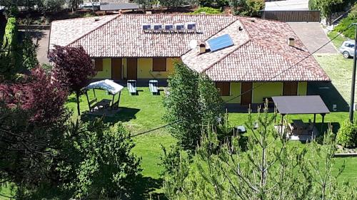 特伦托Agriturismo La Decima的屋顶房屋的空中景致