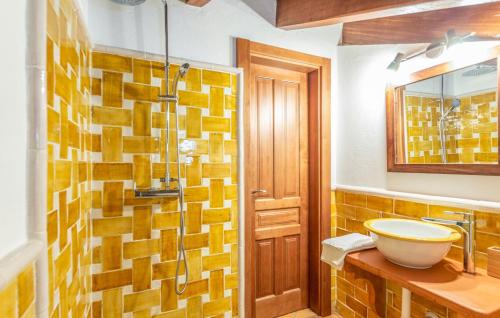 加苏莱斯堡Las Lomillas Reserva Ecológica的一间带水槽和玻璃淋浴的浴室