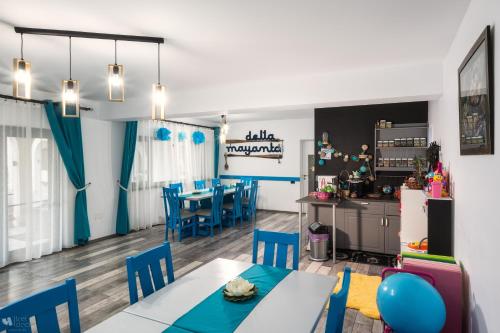MineriDelta MAYANKA的厨房以及带桌椅的用餐室。