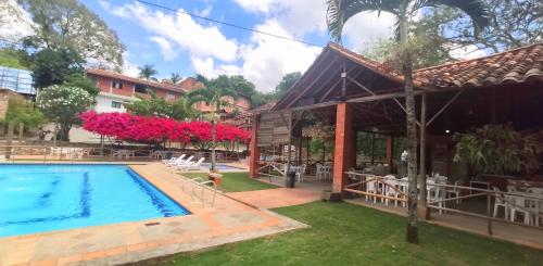 圣希尔Hotel Campestre UMPALÁ的一座带游泳池和房子的别墅