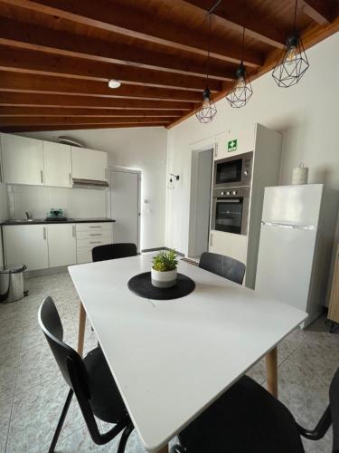 蓬塔德尔加达Arco´s Apartment 2的厨房配有白色的桌椅
