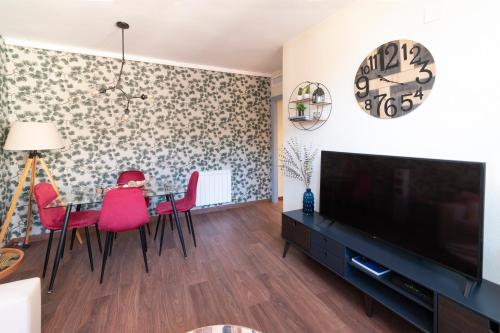 韦斯卡Arista Huesca的客厅配有桌椅和电视。