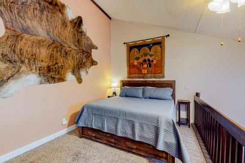格兰比Buffalo Beauty的卧室配有一张床,墙上挂有绘画作品