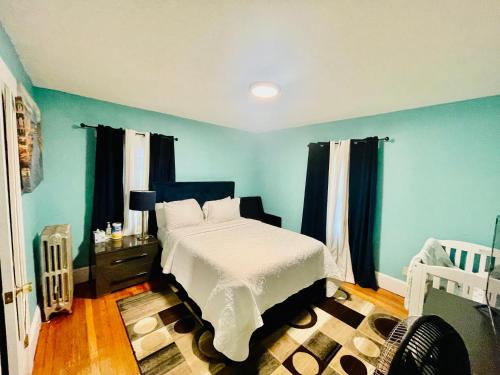 斯普林菲尔德Fearlessrose vacation Rental的一间卧室配有一张带蓝色墙壁和窗帘的床
