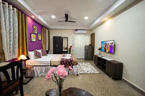 帕纳吉Celso's Home Stay的一间酒店客房,配有一张床和一台电视