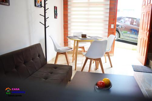 萨兰托CASA ARMONIA SALENTO的客厅配有沙发和桌椅