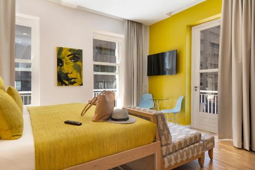 开普敦Urban Oasis Aparthotel的客厅设有黄色的墙壁和沙发
