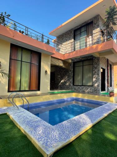 NānodraSuman Madhu Mansion的房屋前有游泳池的房子