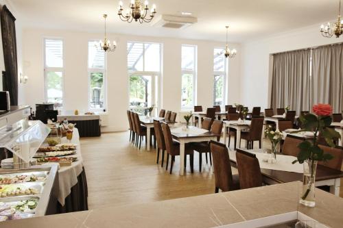 斯巴拉Savoy的用餐室设有桌椅和窗户。
