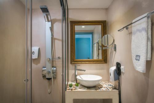 赫索尼索斯Enorme Serenity Spritz - Adults Only的一间带水槽和镜子的浴室