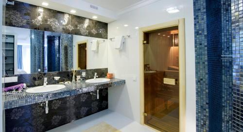 敖德萨珍珠迷你酒店 的一间带两个盥洗盆和大镜子的浴室