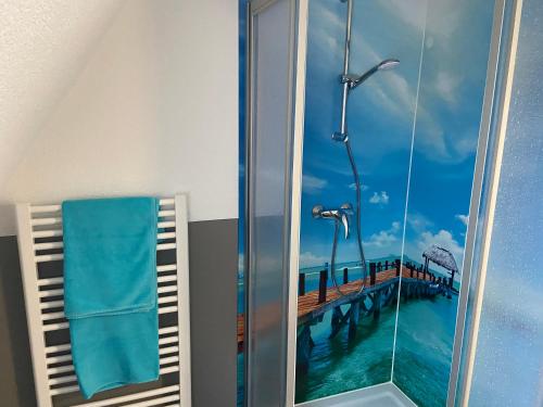 米特韦达Gästehaus Graupner-Mittweida的带有码头画的淋浴间