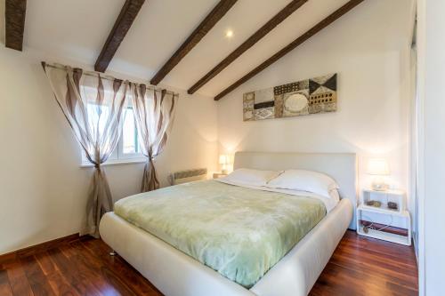 斯普利特ToMaDi Residence的卧室配有白色的床和窗户。