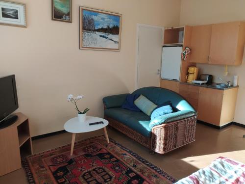 凯米耶尔维Soppela retreat at the Arctic Circle的客厅配有沙发和桌子