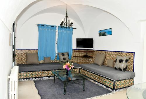 哈马马特BUNGALOW El HOUDA的客厅配有两张沙发和一张桌子