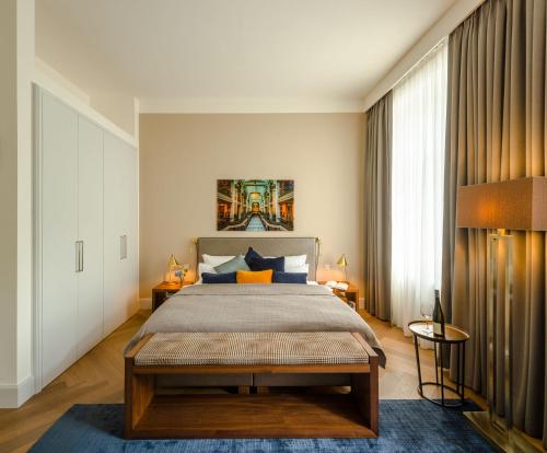 维也纳Roosevelt Stadthaus的一间卧室设有一张大床和一个大窗户