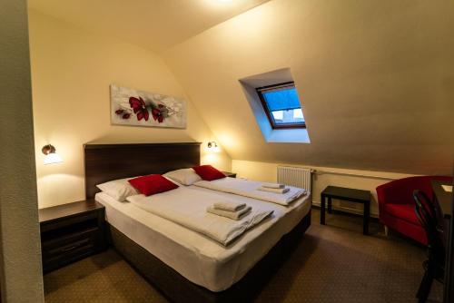 普拉哈季采克朗普拉查斯酒店的一间卧室设有一张大床和窗户