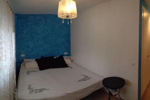 赫里卡Casa junto al lago的一间卧室配有一张蓝色墙壁的床